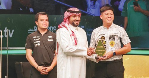  رئيس الاتحاد يسلم جائزة لأحد الفائزين