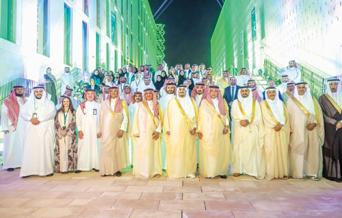 بحث مع وزير التعليم المشروعات التعليمية في المنطقة ومحافظاتها 