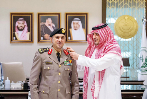 وزير الداخلية مقلداً العميد الشلهوب رتبته الجديدة