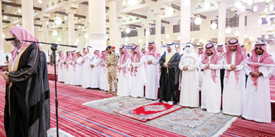 نائب أمير منطقة الرياض  يؤدي الصلاة على والدة الأميرة جواهر بنت مساعد بن سعود 