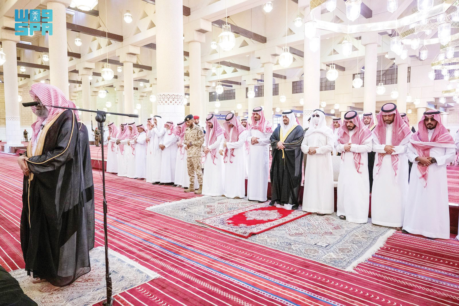 نائب أمير منطقة الرياض  يؤدي الصلاة على والدة الأميرة جواهر بنت مساعد بن سعود 