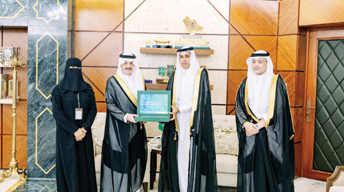  أمير الشرقية خلال استقباله مدير عام التعليم بالمنطقة