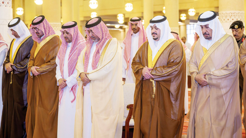 نائب أمير منطقة الرياض يؤدي الصلاة على الجوهرة العساف 