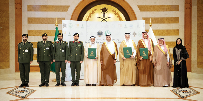 نائب أمير منطقة مكة المكرمة خلال رعايته توقيع مذكرات التعاون