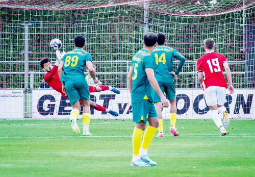 الخليج يكسب ألكمار الهولندي بثلاثية 