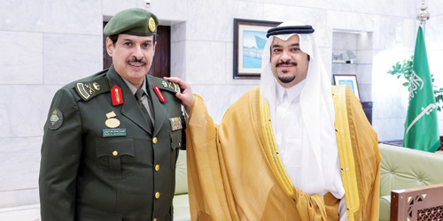 نائب أمير منطقة الرياض يقلّد مدير جوازات المنطقة رتبته الجديدة 