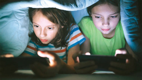 الاستخدام المفرط للشاشات خطر على قلب الأطفال والمراهقين 