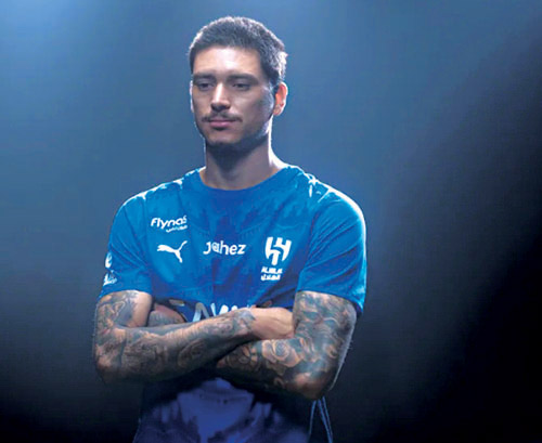 يرتدي القميص رقم «10» 