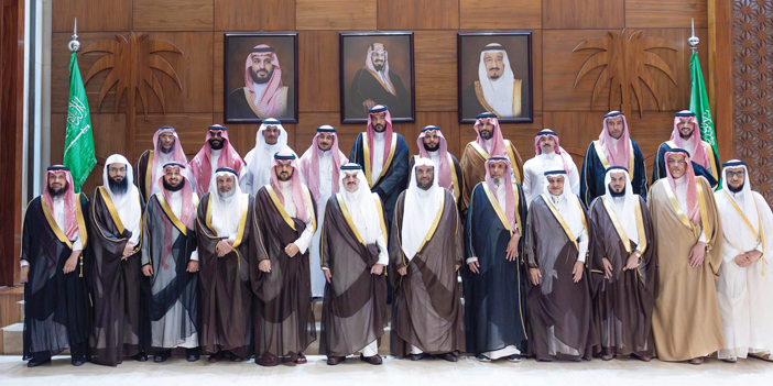  أمير الشرقية  في صورة جماعية مع مدير ومنسوبي هيئة الأوقاف بالمنطقة