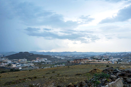 أجواء عسير تجذب المصطافين وتزيد من الحركة السياحية 