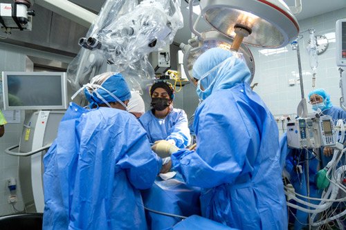 طبية جامعة الملك سعود تجري أول زراعة لغرسة قوقعة صناعية ذكية بالشرق الأوسط وإفريقيا 