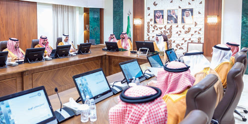 أمير المنطقة الشرقية خلال ترؤسه اجتماع مجلس هيئة تطوير المنطقة بحضور سمو نائبه: 
