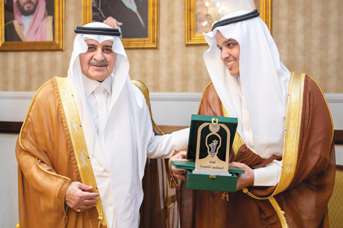 اطمأن على صحة الشيخ عون أبو طقيقه 