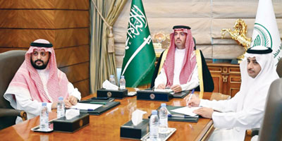 محافظ جدة يطلع على الاستعدادات الجارية لبطولة كرة القدم 