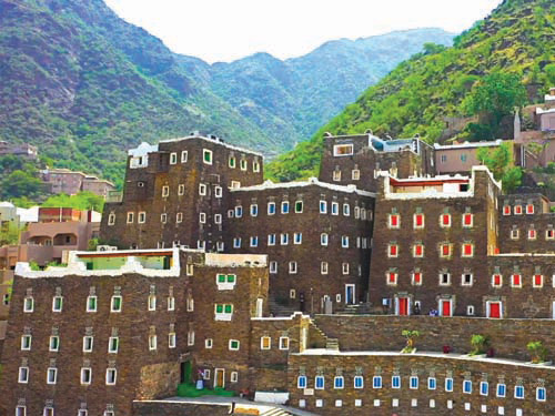 رجال ألمع.. 700 عام من الجمال والتاريخ في قلب عسير 