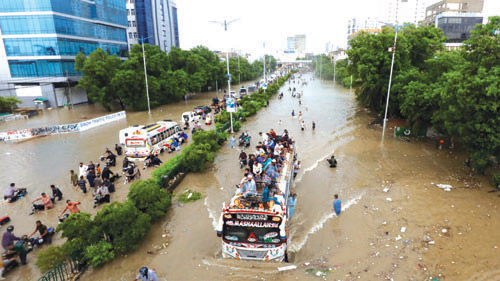 ارتفاع ضحايا الأمطار الموسمية بباكستان إلى 320 قتيلاً 