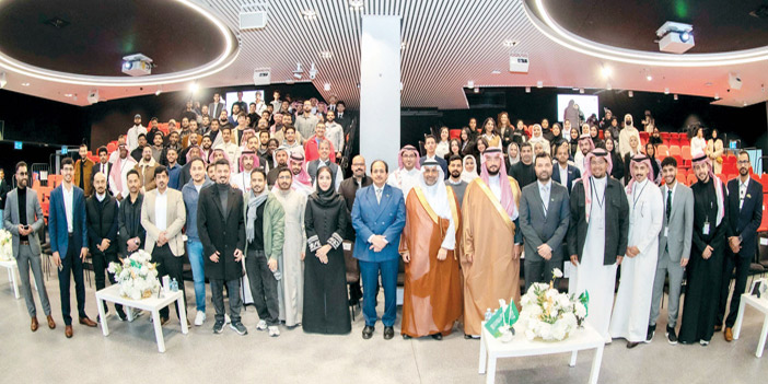  لقطة جماعية للطلاب مع وزير الصحة