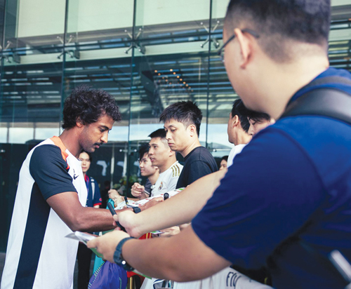  ياسر الشهراني يوقع للجماهير في هونغ كونغ