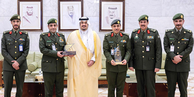 نائب أمير منطقة الرياض يكرم جوازات المنطقة بمناسبة تحقيق مطار الملك خالد جائزة أفضل منطقة جوازات لعام 2024 