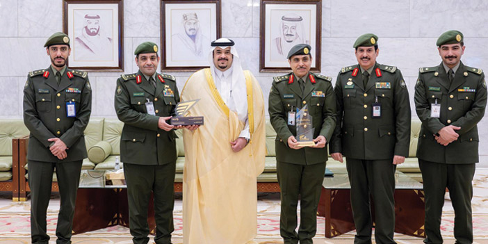 نائب أمير منطقة الرياض يكرم جوازات المنطقة بمناسبة تحقيق مطار الملك خالد جائزة أفضل منطقة جوازات لعام 2024 
