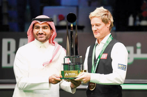 نائب وزير الرياضة يسلِّم الكأس لبطل السنوكر
