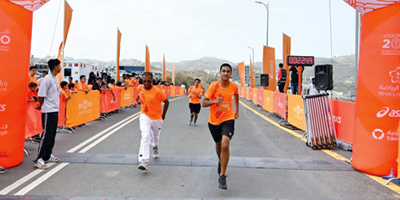 800 مشارك في سباق الجري بأبها 