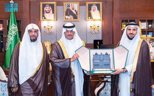 محافظ الأحساء خلال استقباله نائب محافظ الهيئة العامة للأوقاف 