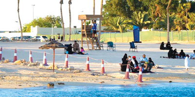 شاطئ المستقبل في جدة يستقطب السياح وهواة السباحة 