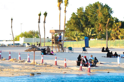 شاطئ المستقبل في جدة يستقطب السياح وهواة السباحة 