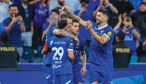 يتسيد بألقابه الخمسة 