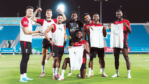 دارسي ينضم لكتيبة الزعيم العالمي.. 