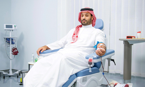 في بادرة إنسانية كريمة.. ولي العهد يتبرع بالدم ويطلق الحملة الوطنية السنوية للتبرع بالدم 