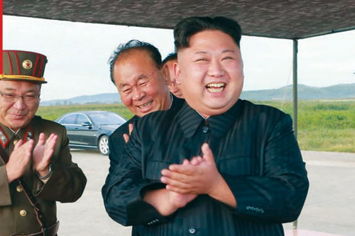 زعيم كوريا الشمالية يشرف على إطلاق صواريخ دفاع جوي جديدة 