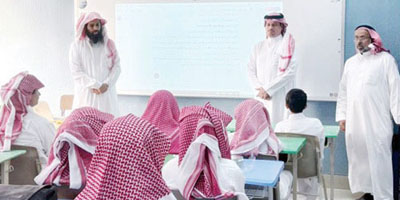 مدير تعليم الرياض يزور مدارس تمير وعودة سدير 