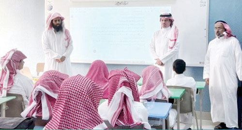  الدكتور الزارع يزور بعض مدارس محافظة المجمعة