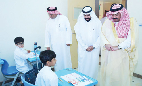  أثناء زيارته الفصول الدراسية