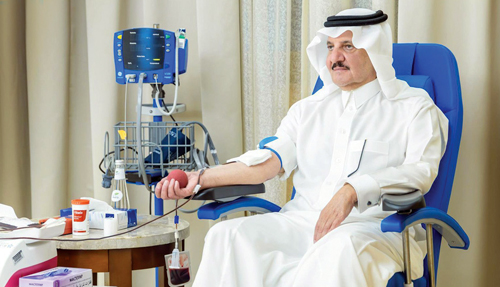  أمير المنطقة الشرقية يشارك في حملة التبرع بالدم