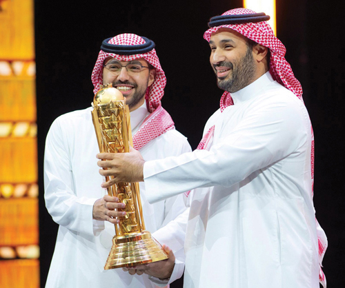 ولي العهد يتوج فريق «فالكونز» بكأس العالم للرياضات الإلكترونية 