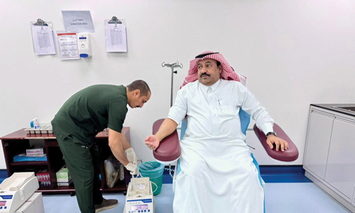 محافظ المجمعة يشارك في حملة التبرع بالدم 