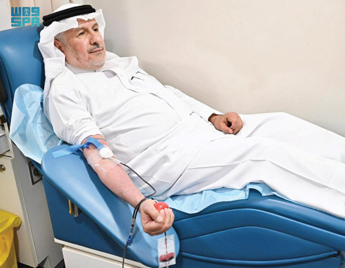 د. الربيعة ومنسوبو مركز الملك سلمان للإغاثة يشاركون في حملة التبرع بالدم 