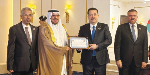  رئيس الوزراء العراقي يسلم الجائزة لمدير عام الدفاع المدني