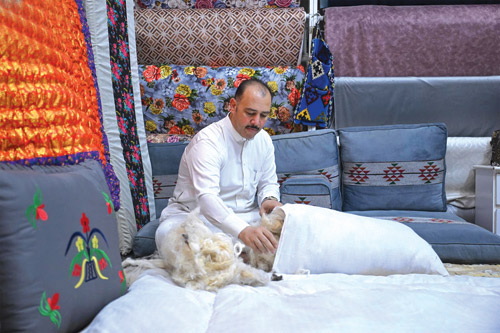 «الندافة».. حرفة متوارثة تحفظ الأصالة في الحدود الشمالية 