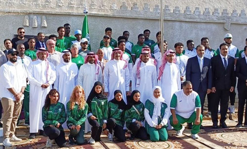 السفير الصقر يشارك في تتويج لاعبي المملكة 