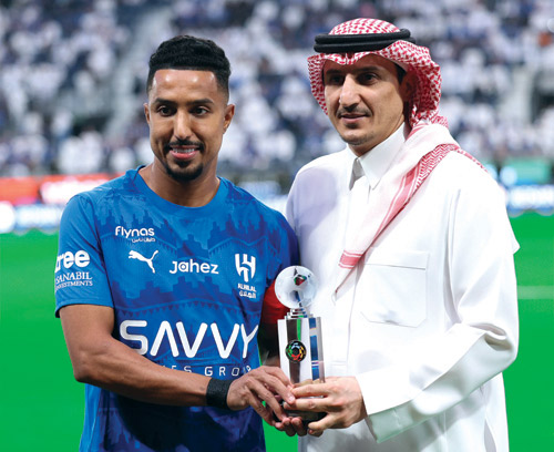 قائد الأخضر والهلال يتسلم جائزة اللاعب الأفضل من نواف التمياط