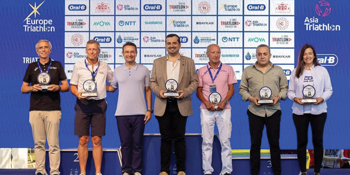تتويج الفائزين في بطولة آسيا وأوروبا للترايثلون 