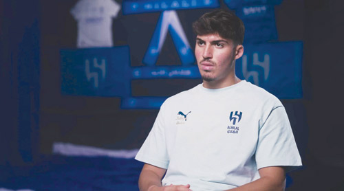 «يوسف أكتشيشيك» بعد توقيعه للزعيم العالمي: 