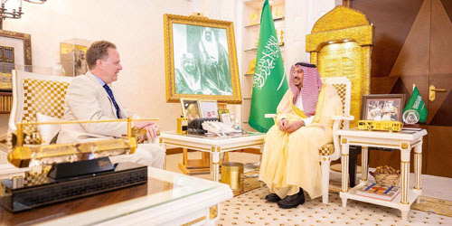 أمير منطقة القصيم يستقبل سفير كندا 