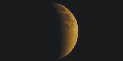 سماء المملكة تشهد خسوفاً قمرياً كلياً استثنائياً 