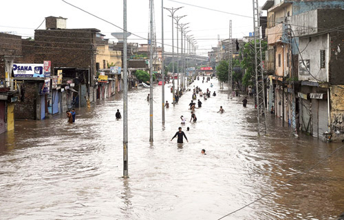 فيضانات باكستان: حصيلة الضحايا ترتفع إلى 910 قتلى وأكثر من ألف مصاب 