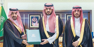 نائب أمير المنطقة الشرقية يتسلم التقرير السنوي لأعمال فرع هيئة الهلال الأحمر بالمنطقة 